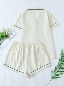 Conjunto de pijama de 2 piezas con top de manga corta con botones y shorts con lazo, de unicolor con detalles contrastantes en el cuello, bolsillo y decoración de corazón, adecuado para uso en casa - Blanco - Ver 2