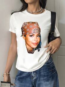 Artistic Figure Showing A Face With A Red Scarf Full Of White Symbols Evoking Freedom And Feminine Strength With Soft Modern Details, Women's T-Shirt For Everyday And Casual Elegant Wear - 白色 - 查看 1