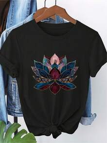 Y2K T-Shirt With A Vibrant Lotus Design, Perfect For Urban Style. Ideal To Pair With Your Favorite Jeans. Stand Out With This Unique And Colorful Piece That's One Of The Most Sought-After In Mexico! Available In One Size. CDXB - Hitam - View 7