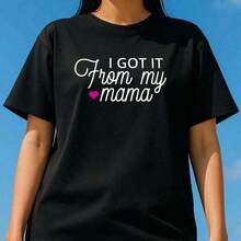 Modern And Loose-Fitting Women's "Mom" Style T-Shirt With The Phrase "I Got It From My Mama" And A Pink Heart Design. Breathable And Comfortable, With Short Sleeves, A Soft Cotton Round Neck, Ideal For Casual Outings And Fashionable Looks For Mother's Day. - 黑色 - 查看 6