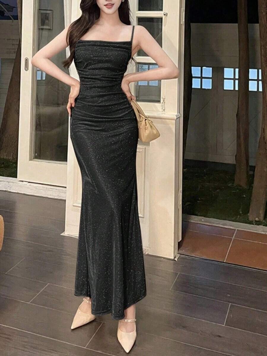 Vestido de mujer con tirantes finos, cintura fruncida y silueta de sirena, vestido de verano elegante para el Día de San Valentín en color negro - Negro - Ver 1