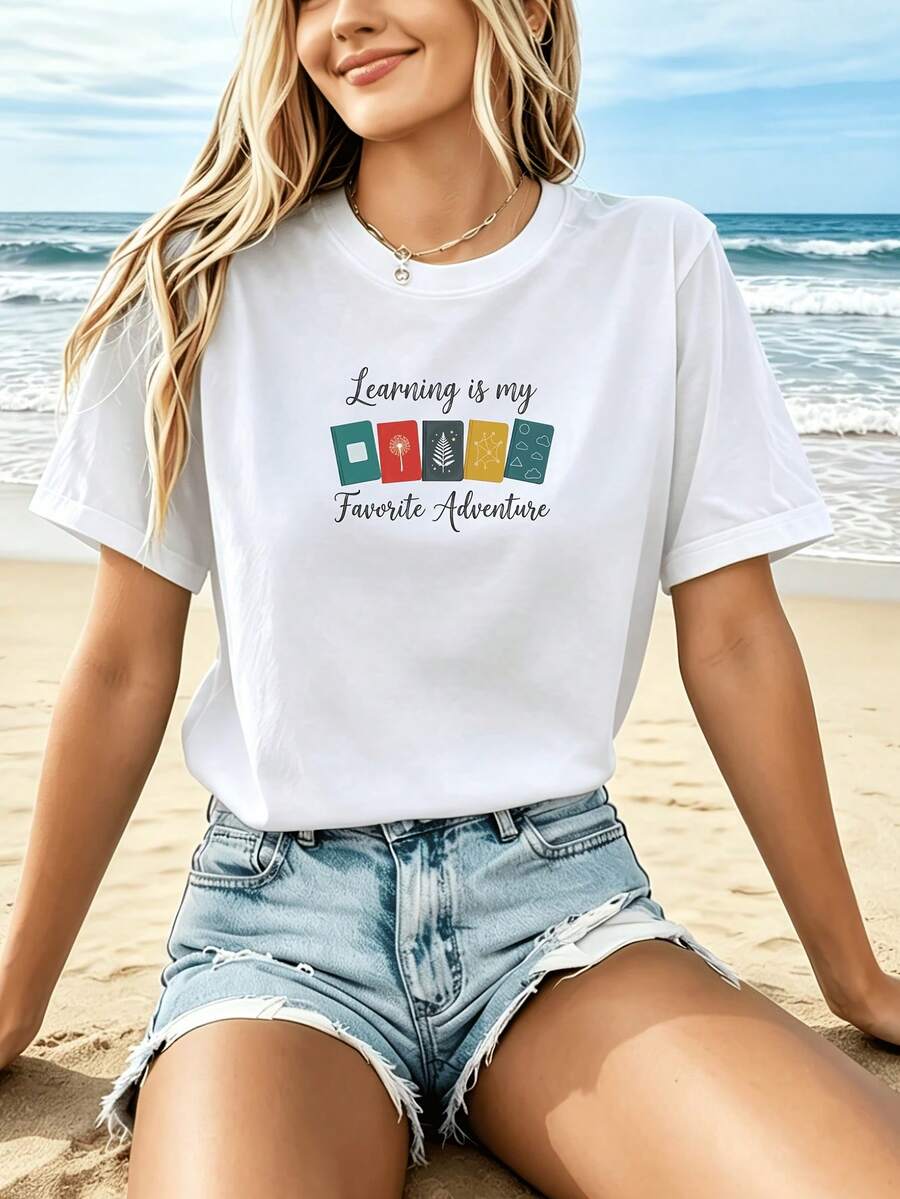 Camiseta Estampada para Mujer - Camiseta Casual de Manga Corta y Cuello Redondo en Color Blanco con Texto Aprender mi Aventura Favorita. Con un Corte Relajado para Todas las Estaciones, la Elección Perfecta Tanto para el Uso Diario como para tus Atuendos de Vacaciones (Lavable aáquina). - Blanco - Ver 1