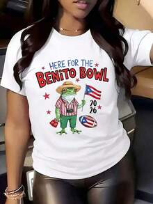 Women's Crew Neck T-Shirt With A Printed Design Of A Frog Holding The Puerto Rican Flag And An American Football For The Benito Bowl 2026, Casual Wear For Festivals And National Holidays. - 白色 - 查看 1