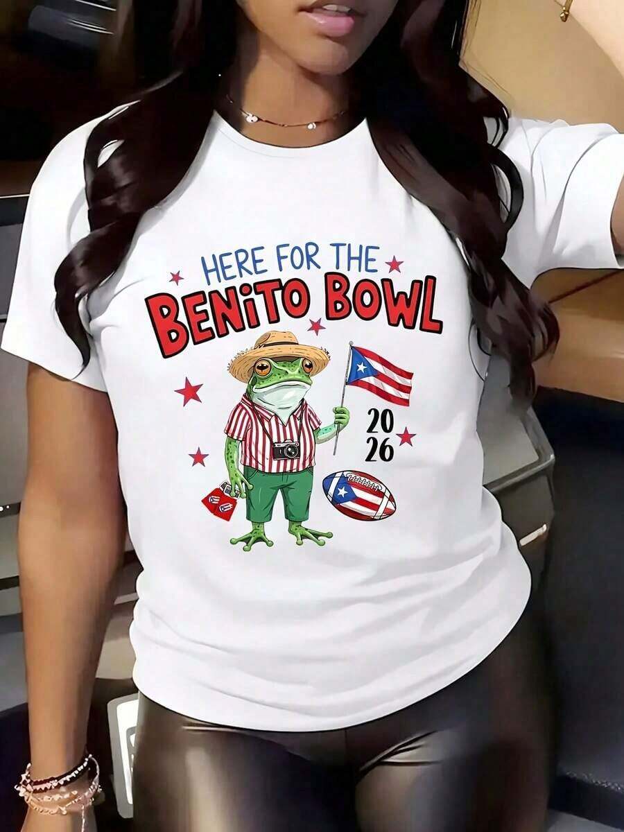 Women's Crew Neck T-Shirt With A Printed Design Of A Frog Holding The Puerto Rican Flag And An American Football For The Benito Bowl 2026, Casual Wear For Festivals And National Holidays. - 白色 - 查看 1