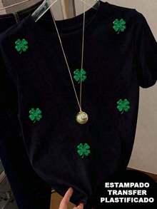 This Sweatshirt Features A Small Green Shamrock Design With A Shimmering Visual Effect, Which Is Actually A Printed Pattern. It Adopts A Classic St. Patrick's Day Style. Designed With A Crew Neck And Short Sleeves, It's Casual And Fashionable, Perfect For Everyday Wear. Loose And Comfortable With An Eye-Catching Look, It's Full Of Modern Charm And Is Undoubtedly Your Ideal Choice. - 黑色 - 查看 9