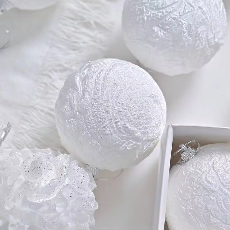 12 buah Bola Natal Putih, masing-masing berdiameter 3,15 inci, dengan berbagai tekstur dan bentuk, sangat penting untuk dekorasi liburan, sempurna untuk pohon Natal, pesta liburan, dan menciptakan suasana yang menawan. - 12 buah - View 7