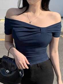 Camiseta casual de manga corta con hombros descubiertos y lazo asimétrico para mujer, top de verano sexy y minimalista chic - Azul marino - Ver 4