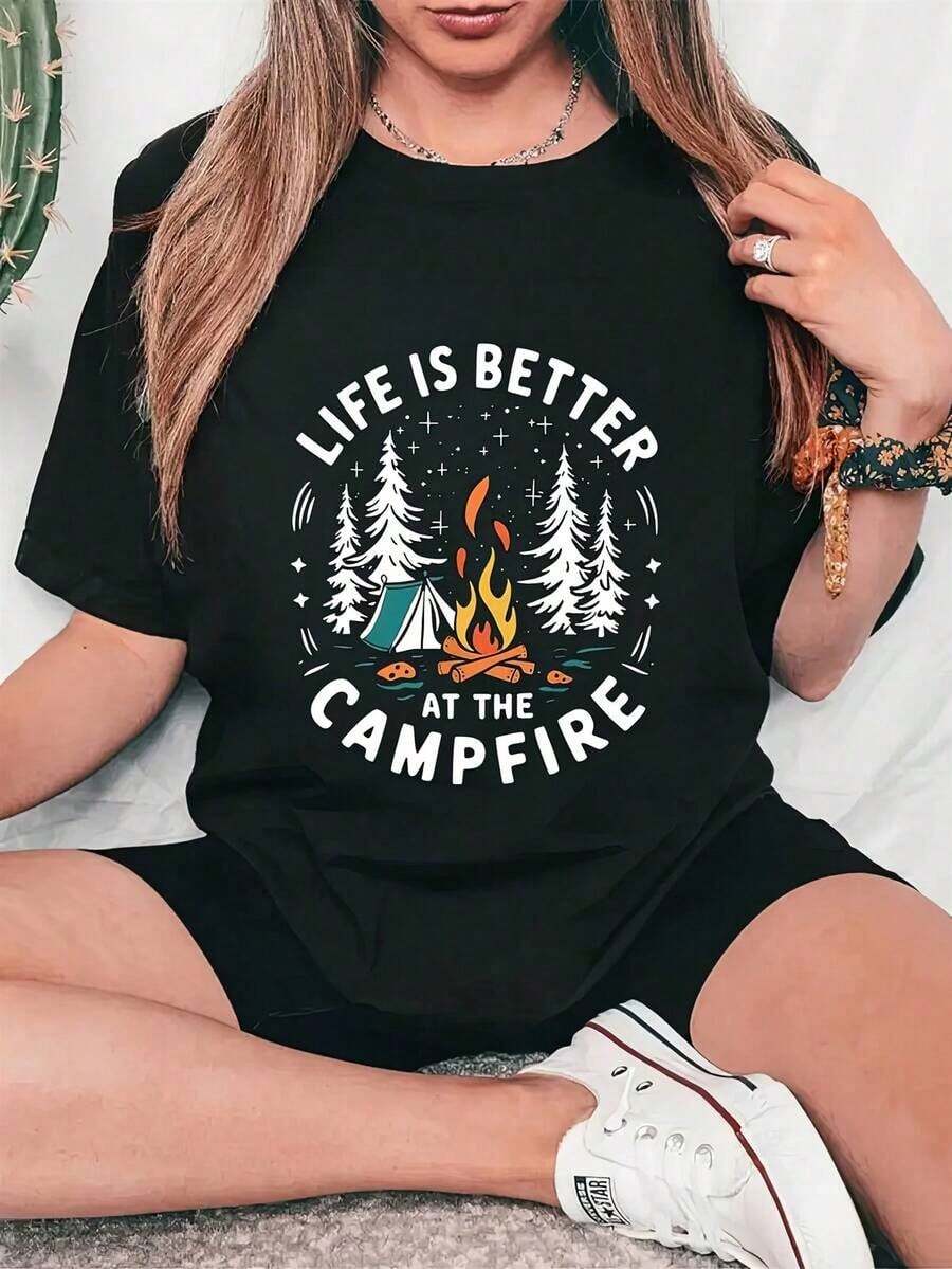 Camiseta de manga corta con cuello redondo y estampado para mujer, edición limitada - Diseño temático La vida mejor junto a la fogata,% poliéster, top casual de primavera/verano, lavable aáquina, corte regular, color negro, ilustración de inspiración natural con temática de fogatas, ropa casual de algodón ligero. - Negro - Ver 1
