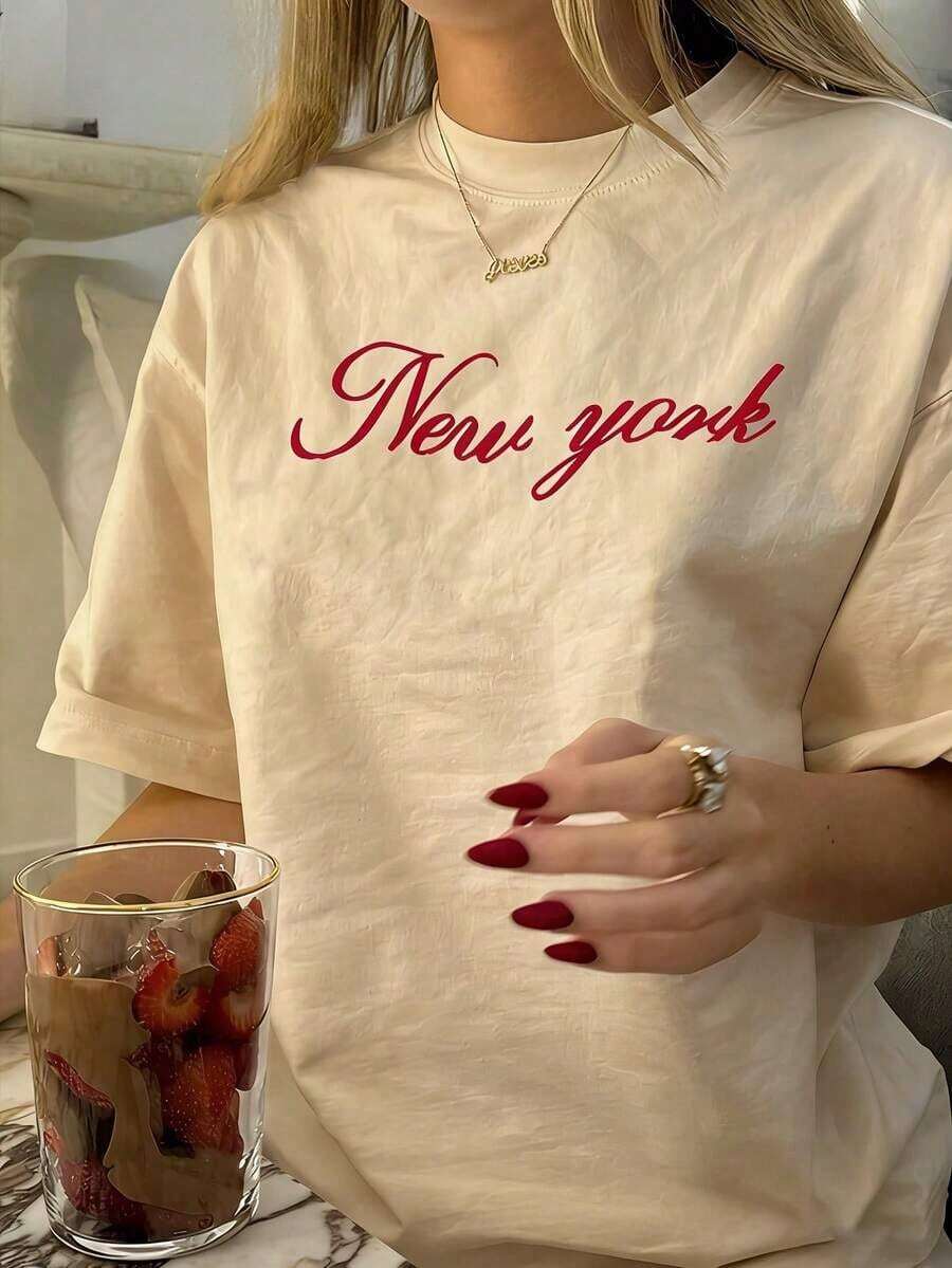 Cotton T-Shirt With A Round Neck And New York Print, A Relaxed, Casual Style Inspired By The City, Featuring A Minimalist Graphic, Short Sleeves, Classic Preppy Style, A Loose And Eye-Catching Basic Top For Women. | By LAIDBACK Pure-Cotton - 杏色 - 查看 1
