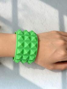 Aksesori Pasangan Baru, Gelang Silikon Piramida Punk Populer Eropa dan Amerika, Gelang yang Dipersonalisasi - Lime Green - View 1