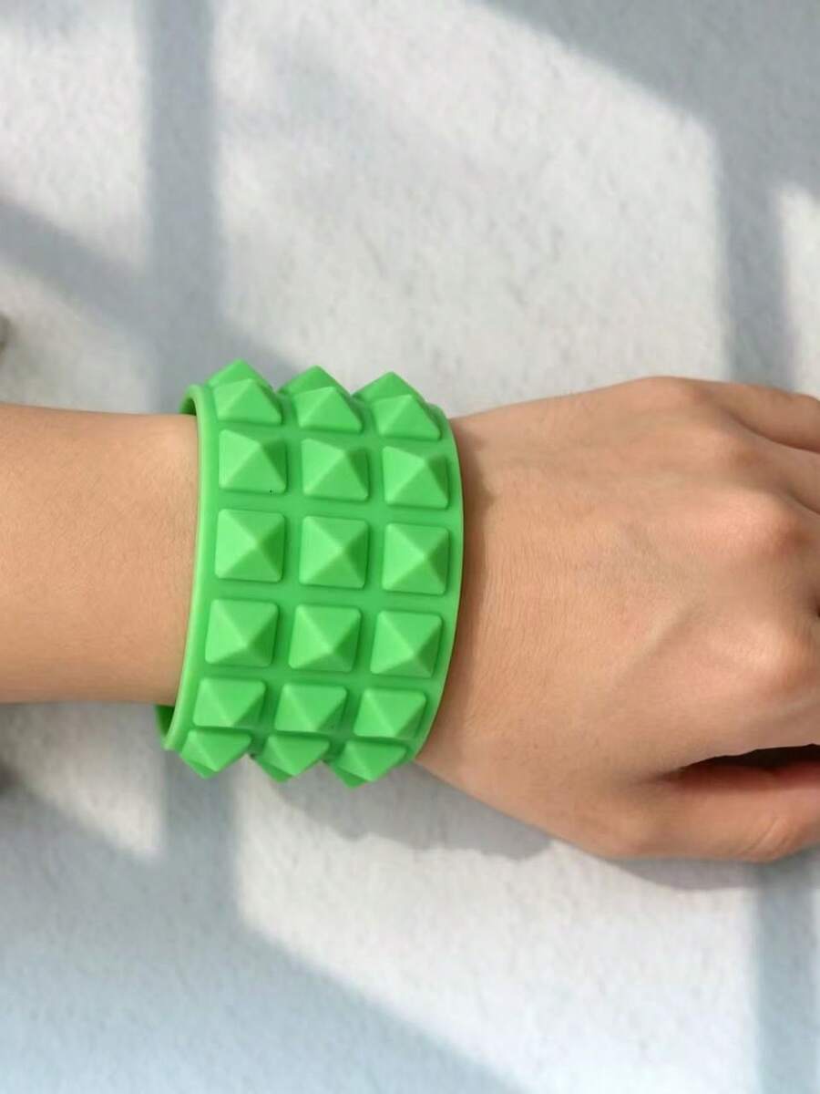 Aksesori Pasangan Baru, Gelang Silikon Piramida Punk Populer Eropa dan Amerika, Gelang yang Dipersonalisasi - Lime Green - View 1