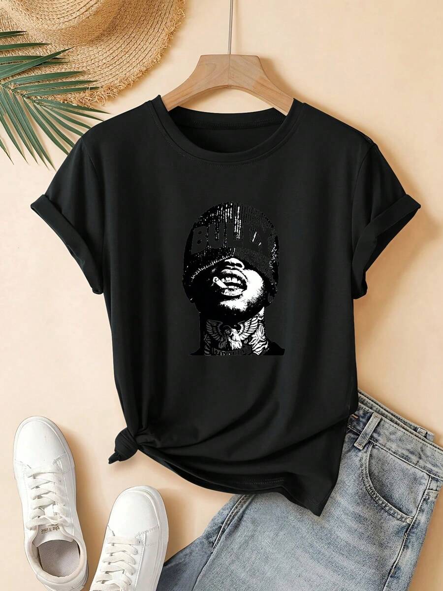 Camiseta de manga corta de corte regular para mujer - Estampado de estilo callejero con gráfico geométrico 2D que muestra a una figura con sombrero y la palabra "BULLY" impresa en ella, además de un patrón de tatuaje en el cuello. Camiseta casual de manga corta con cuello redondo, adecuada para todas las estaciones - alta calidad - Negro - Ver 1