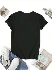 Camiseta de manga corta en blanco y negro con estampado de montañas y texto del Cáucaso - Camisa ligera y duradera de poliéster para exteriores, top casual de cuello redondo para fiestas, atuendo informal, para todas las estaciones (diseño inspirado en la región del Cáucaso). - Negro - Ver 2