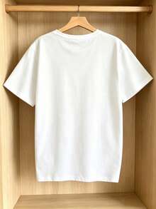 La camiseta casual blanca para mujer de SimpieAndVersatileDesign, cómoda y transpirable, presenta un patrón de girasoles amarillos brillantes, combinado con las letras moradas "Pi Me" y un diseño de línea de una pala de jardinería, representando un tema estético botánico sencillo, lo que la hace perfecta para fiestas y eventos de jardinería en primavera. Camiseta de algodón. - Blanco - Ver 3