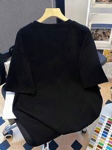 100% Pure Cotton, Breathable And Gentle On The Skin. Classic Crew Neck Design, Slim Fit, And Flattering For All Body Types. Fashionable Print With A Minimalist Style And High-Quality Finish. Unisex Design Perfect For Matching Outfits, Ideal For Everyday Wear, Dates, Leisure, And Streetwear – Versatile And Timeless. - 黑色 - 查看 3