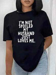 Unique Women's T-Shirt With A Y2K Design That Expresses Love And Humor With The Phrase "I'm Not Spoiled, My Husband Just Loves Me." Ideal For Your Everyday Style, Perfect To Wear With Jeans Or Shorts. Fun And Modern For Women Looking For A Special Touch In Their Outfit. DPWI - 黑色 - 查看 7