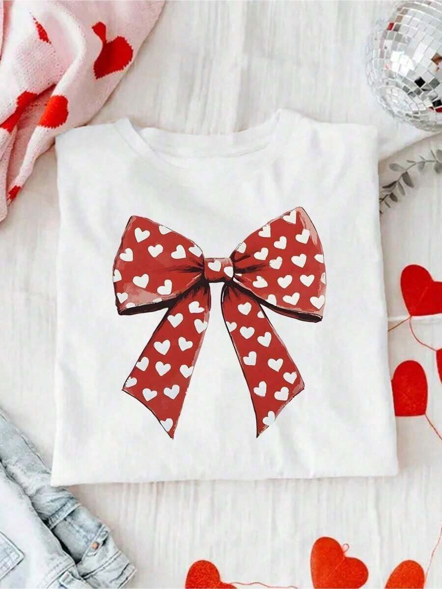 Camiseta de manga corta con estampados divertidos y cómodos, adornada con motivos en forma de corazón y patrones de letras estilo caricatura con mariposas. Esta camiseta para mujer es adecuada para diversas ocasiones, como regalo para el Día de San Valentín, cumpleaños, festivales de música, uso casual, versátil y cómoda para vacaciones en la playa, sencilla y a la moda, ideal para el uso diario de mujeres y niñas. -alta calidad - Blanco - Ver 1