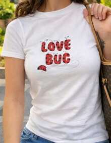Top de verano estilo Y2K para mujer - Una camiseta corta.La camisa blanca de manga corta está adornada con un creativo diseño de letras con forma de mariquita, que emana un aire sofisticado y a la moda. Transpirable y cómoda. - Blanco - Ver 1
