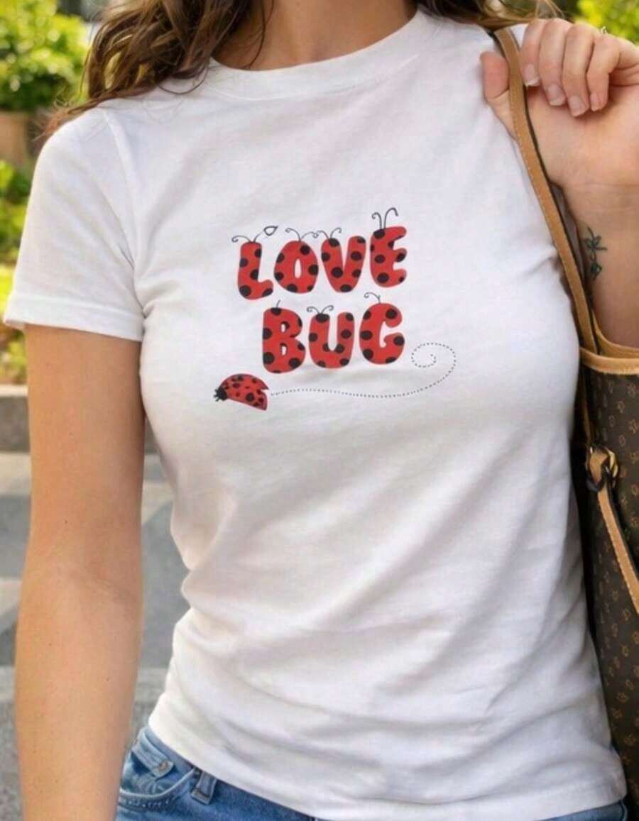 Top de verano estilo Y2K para mujer - Una camiseta corta.La camisa blanca de manga corta está adornada con un creativo diseño de letras con forma de mariquita, que emana un aire sofisticado y a la moda. Transpirable y cómoda. - Blanco - Ver 1