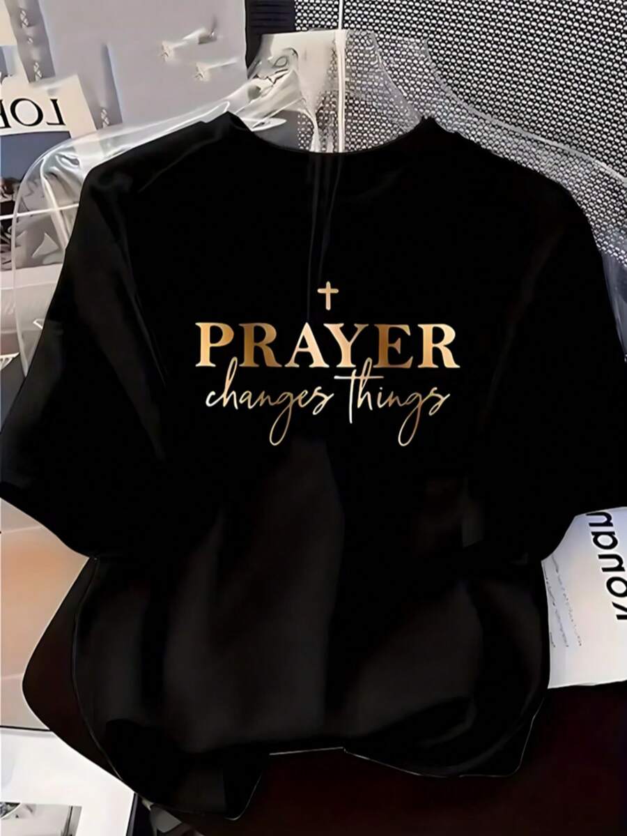 Camiseta unisex de cuello redondo con estampado de letras doradas y cruz - Negro - Ver 1
