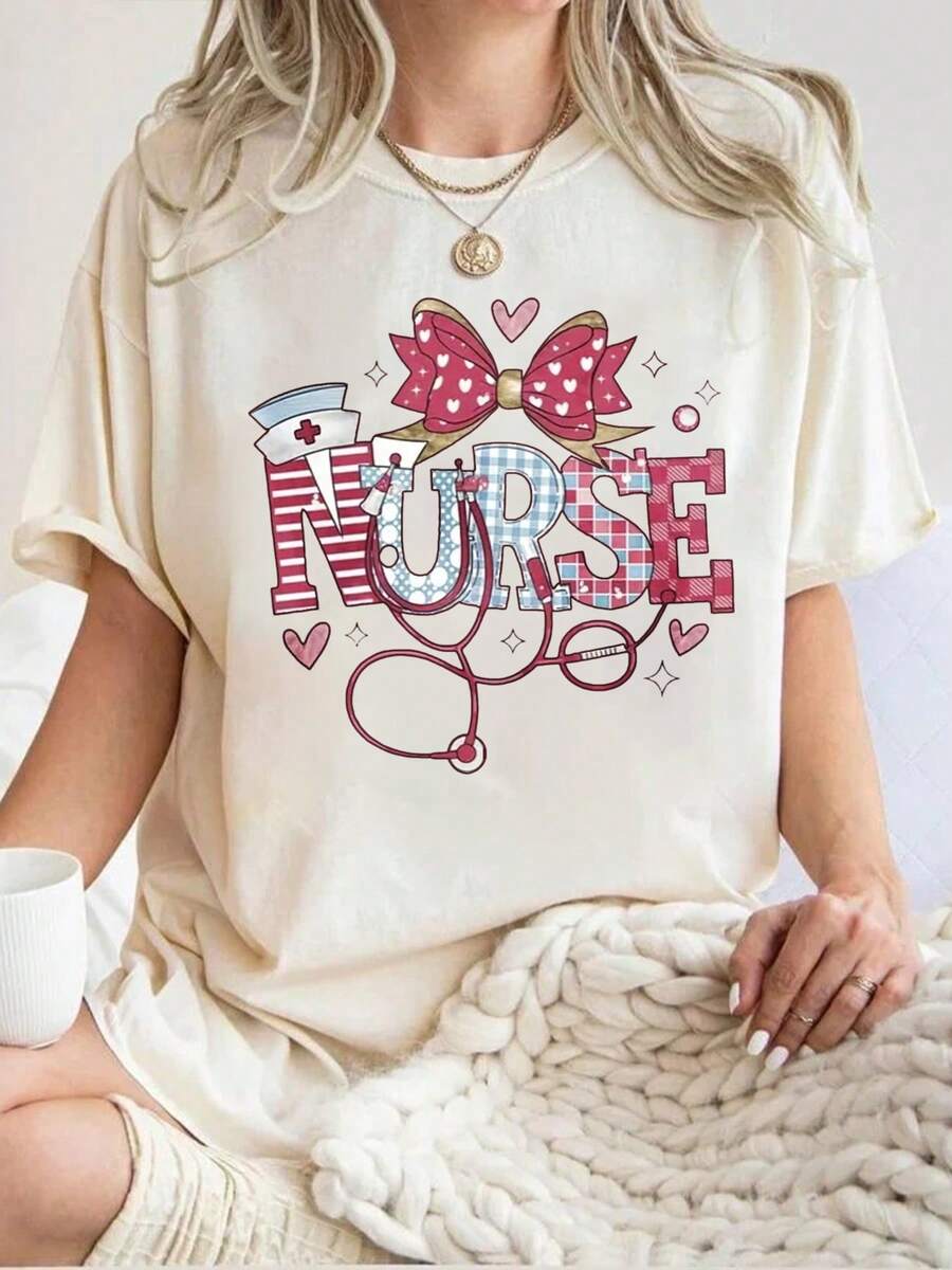 Women's Casual Blouse, Simple Style For Everyday Wear, Mother's Day, Nurse's Day. New Women's Casual Short-Sleeve Crew Neck T-Shirt With A Nursing-Themed Print Design Featuring A Bow, Stethoscope, And Heart. Cute Style, A Popular Gift For Family And Friends, Perfect For Summer Wear. Comfortable, Soft, And Simple Short-Sleeve Top For Everyday Wear. - 杏色 - 查看 1