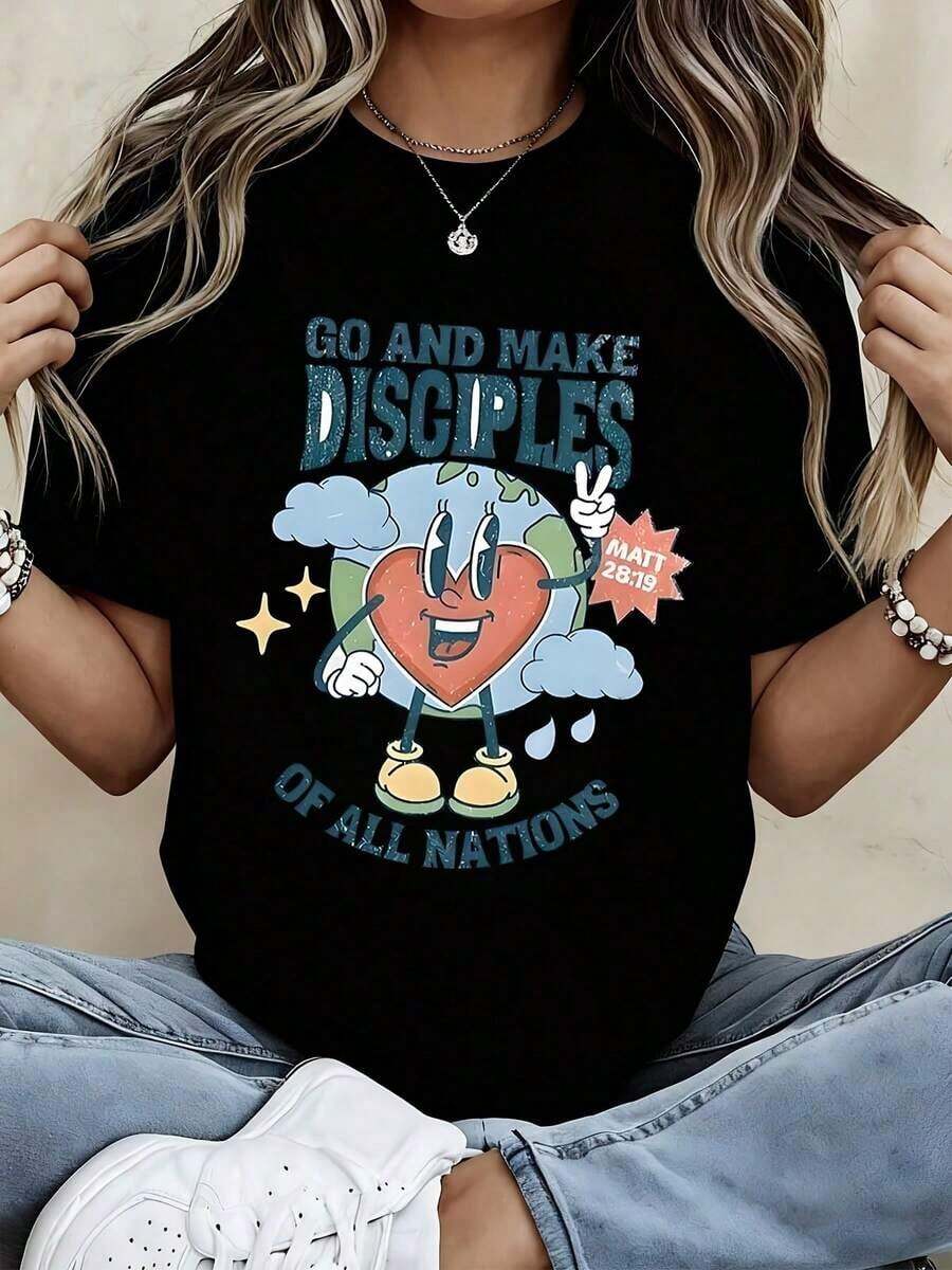 Camiseta de moda para mujer con diseño de corazón de la Tierra en estilo caricatura, inspirada en el versículo bíblico de Mateo 28:19: "Vayan y hagan discípulos de todas las naciones". Ideal para eventos religiosos y uso diario, una camiseta elegante adecuada para fiestas. - Negro - Ver 1