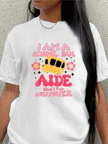 Camiseta de manga corta de poliéster, estilo asistente de autobús, con un diseño divertido que presenta un autobús amarillo y flores como motivo principal, ligera y duradera, adecuada para la oficina o para uso casual.blusa casual mujer - Blanco - Ver 1