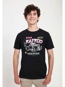 Camiseta unisex de manga corta, talla L ￤   Un joven de cabello rizado que lleva una camiseta negra con la ilustración de un camión vintage y los textos "Ratrod Culture" y "YetiCrew". ￤   gt.playeras hombre,spiderman,, mujer,romwe men,boho chic,maestras regalos,camiseta para mujerconjuntos curvy para mu,y2k, - Negro - Ver 1