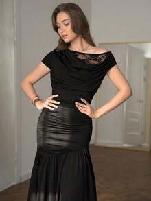 Vestido de verano elegante de mujer con cuello asimétrico, parches de encaje, volantes y dobladillo de cola de pez ajustado - Negro - Ver 5