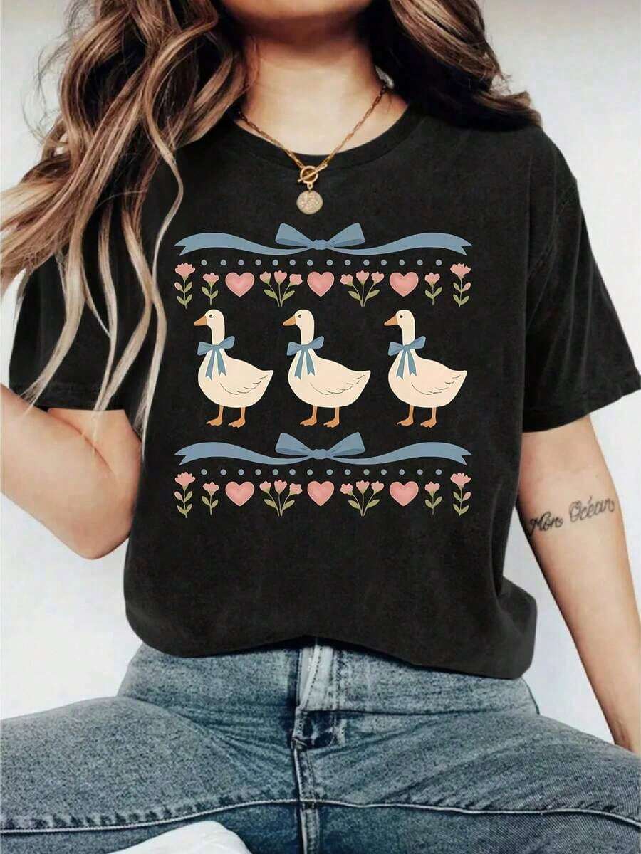 Cute Vintage 90s Goose Design T-Shirt, Comfortable Short Sleeve T-Shirt With Cartoon Letter Print, Suitable For Various Occasions, As A Gift For Festivals, Birthdays, Music Festivals, Casual And Versatile Wear, For Beach Vacations, Simple And Fashionable, Suitable For Daily Wear By Women And Girls. - 黑色 - 查看 1