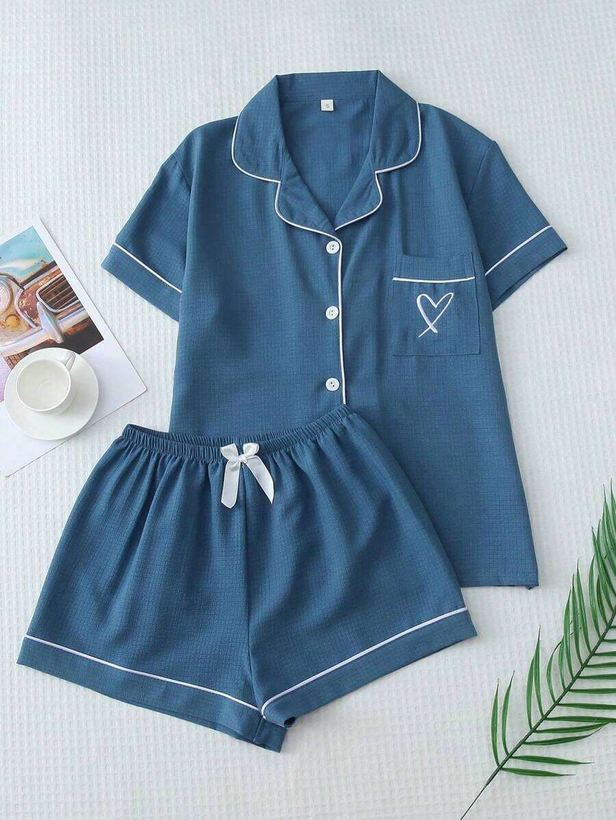 Conjunto de pijama de 2 piezas con top de manga corta con botones y shorts con lazo, de unicolor con detalles contrastantes en el cuello, bolsillo y decoración de corazón, adecuado para uso en casa - Azul - Ver 1