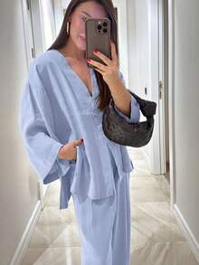 女款優雅夏季兩件套，深V領長袖上衣搭配高腰口袋鬆緊褲，高低下擺開衩設計，隨性時尚 - 淺藍色 - 查看 3