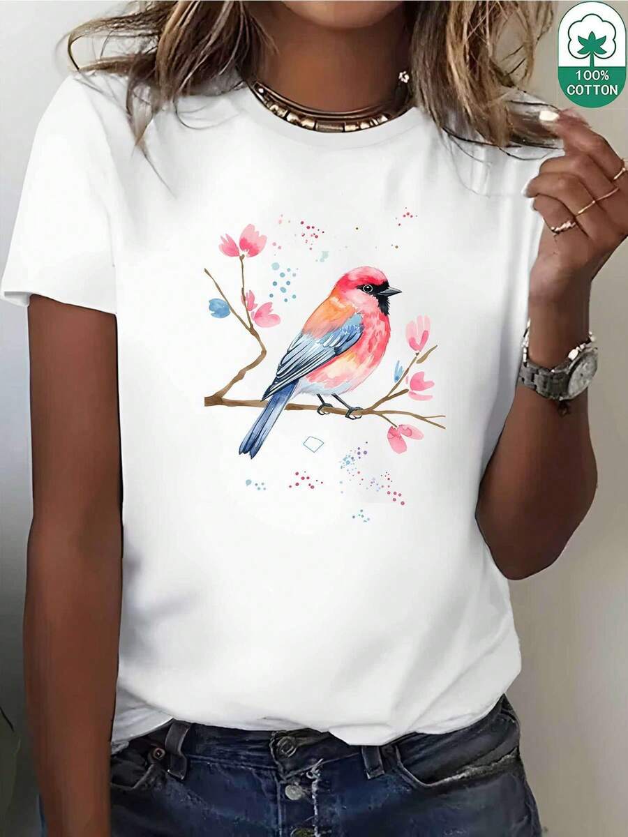 La camiseta suave de edición limitada presenta un bonito diseño de pájaros y árboles, lo que la convierte en una opción ligera, cómoda y elegante para uso casual o para viajes. Presenta un diseño rosa que muestra pájaros azules sobre ramas florales. Algodón ligero - Blanco - Ver 1