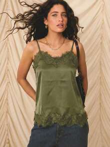 Elegante conjunto de vacaciones para mujer con top de tirantes finos, ajuste ceñido, de satén beige con ribete de encaje - Verde militar - Ver 8