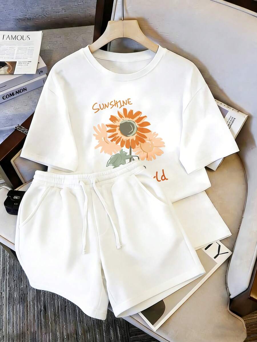 Conjunto de dos piezas para mujer: camiseta blanca de cuello redondo y shorts, con estampado de girasoles naranjas y letras "SUNSHINE" en color naranja, estilo vibrante - Camiseta blanca + pantalones cortos blancos - Ver 1
