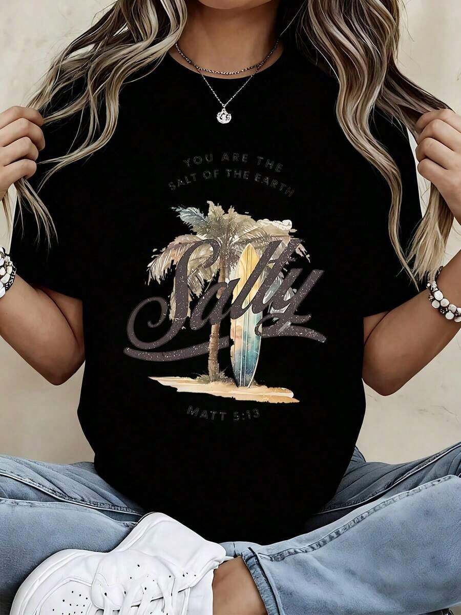 Camiseta de Moda para Mujer con Estampado de Palmera y Tabla de Surf, Versículo Bíblico Mateo 5:13, para Playa y Uso Casual de Verano Adecuado como regalo. playera de mujer. blusas>elegantes. boho chic,Top de mujer suave, transpirable y cómodo, ideal para primavera, verano y otoño, perfecto para vacaciones, viajes y uso diario. - Negro - Ver 1
