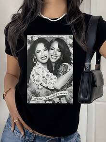 Dos mujeres abrazadas rodeadas de flores simbolizan la unión entre amistad y arte con un fondo armónico que inspira conexión y fuerza emocional camiseta de mujer casual moderna con estampado artístico ideal para uso diario - Negro - Ver 8