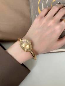 1 chiếc đồng hồ đeo tay nữ, mặt số nhỏ hình bầu dục với chữ số La Mã, dây đeo không điều chỉnh được, phong cách Anh cổ điển, đồng hồ thạch anh thời trang cao cấp, thích hợp cho các dịp như ngày lễ, tiệc tùng, đám cưới, tựu trường, Giáng sinh, Lễ Tạ ơn, Halloween, Lễ Phục sinh, và là món quà lý tưởng dành cho phụ nữ. - Vàng - Xem 5