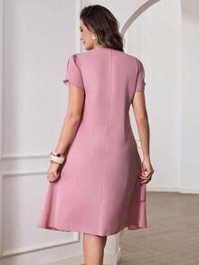 Vestido de mujer de unicolor con cuello redondo, mangas cortas con volantes en los puños y dobladillo con volantes, vestido de moda para vacaciones, primavera y verano - Rosa Pálido - Ver 3