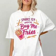 "Sparks Fly For Fries" T-Shirt, Fun Graphic Tee For Valentine's Day Party, Friendship Day Outfit Style, Anti-Valentine's Day T-Shirt, Gift For Food Lovers, Comfortable And Soft To The Touch, Cotton T-Shirt For Everyday Wear. - 白色 - 查看 6