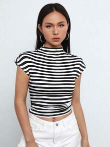 Camiseta crop con estampado de rayas de cuello alto - Blanco y Negro - Ver 6