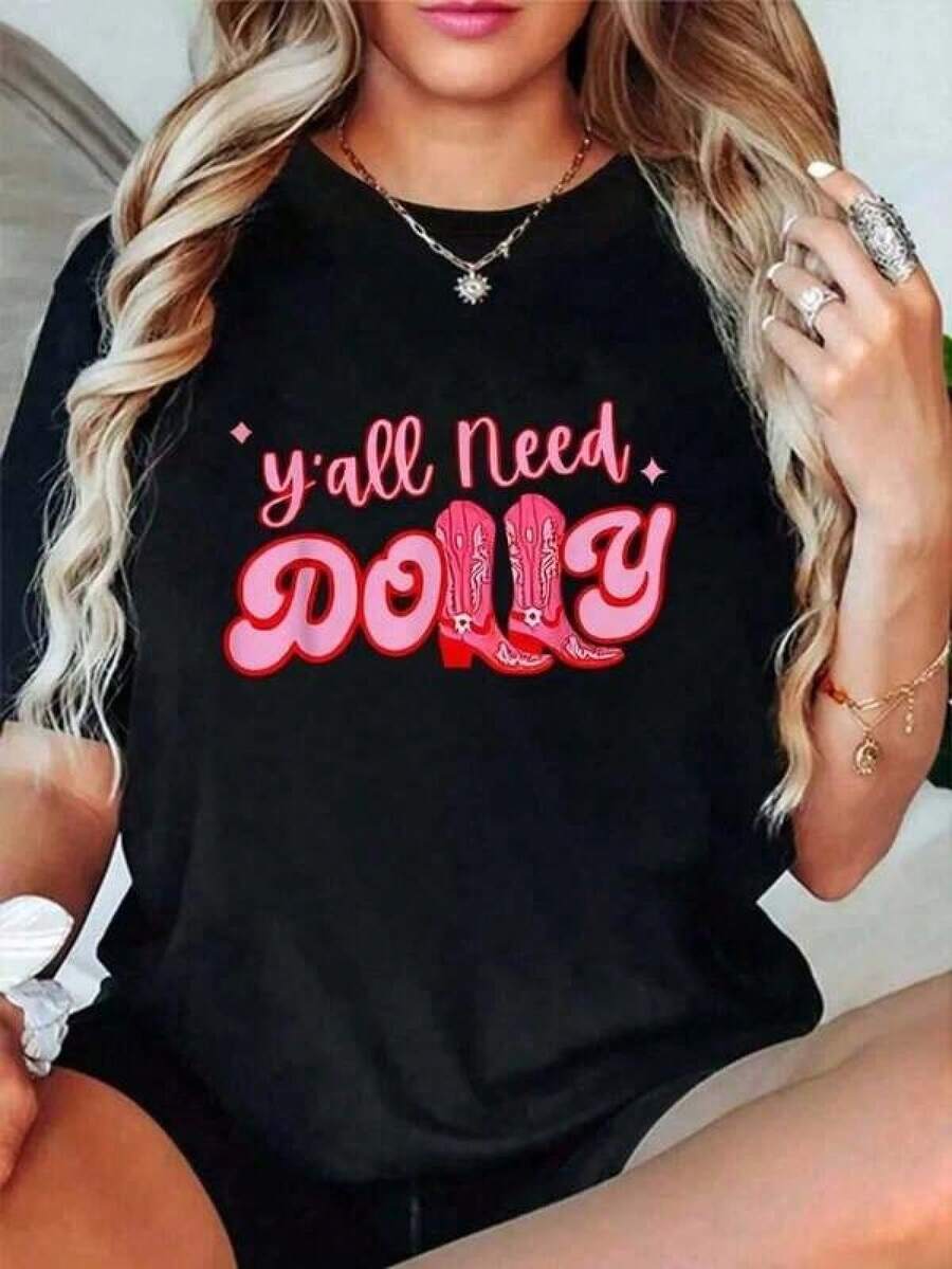 Camiseta versátilWomen's Black Cowgirl Print T-Shirt - Y'all Need Dolly Short Sleeve Top With Pink Red Western , Lightweight Summer Casual Tee For Country Music Fans, Dolly Parton Inspired Outfit,Camiseta con temática de fútbol,Ideal para el verano de chicos adolescentes,Estilo unisex apto para todas las estaciones,Disponible en tallas para adultos y niños,Top de verano para mujer,Tallas disponibles tanto para adultos como para niños - Negro - Ver 1