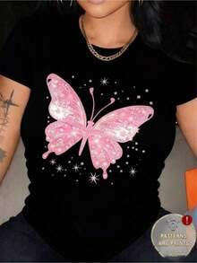 Camiseta mujer con mariposa rosa brillante efecto diamante, alas con degradado y detalles luminosos + estrellas, estampadoérmico de alta definición sobre fondo - Negro - Ver 1