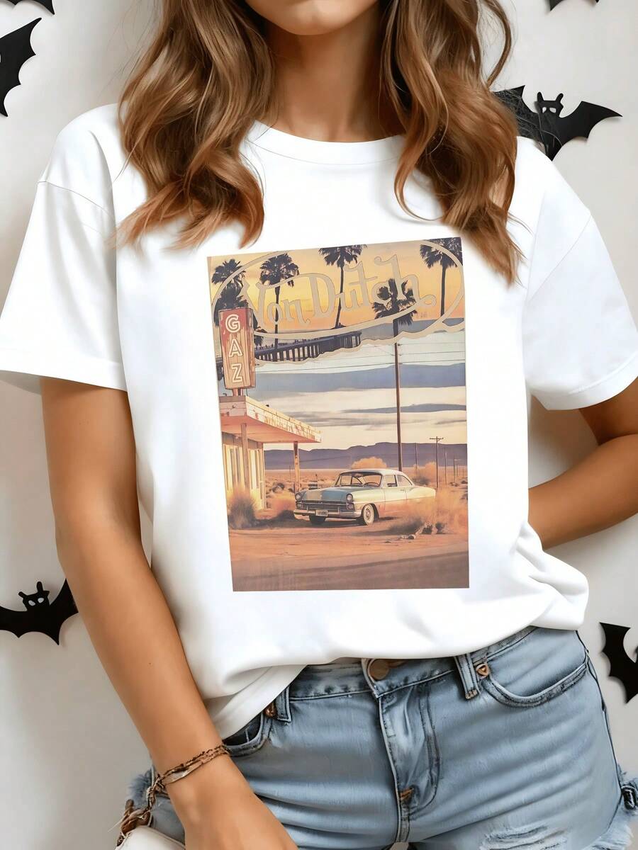 Nostalgic Landscape With A Classic Car Next To A Gas Station In The Desert Under A Warm Sky That Conveys Freedom, Adventure And Serenity. Comfortable White Casual Women's T-Shirt For Everyday Use. - 白色 - 查看 1
