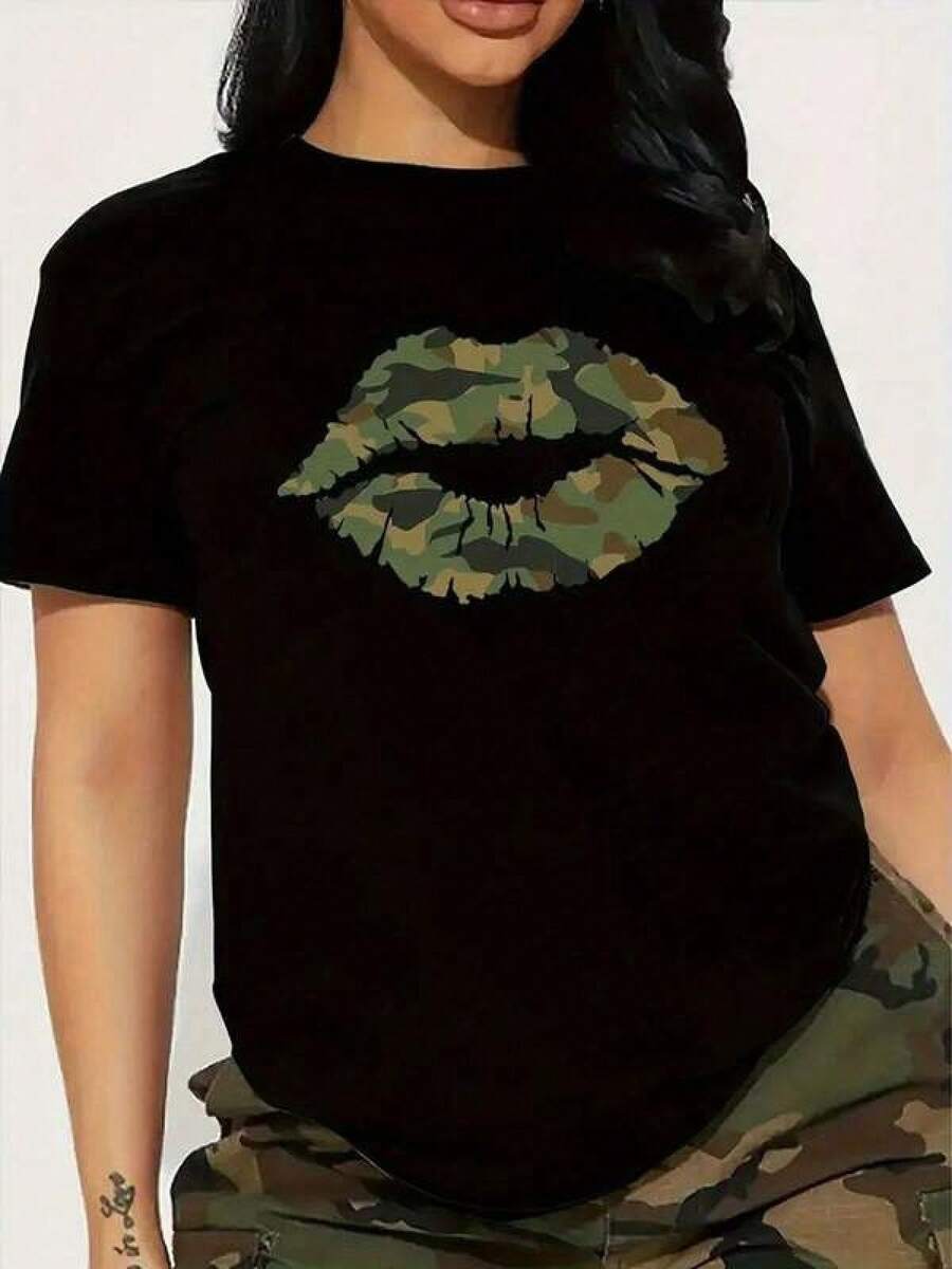 100% Algodón Premium 180g .¡Oferta Especial!Playera.Camiseta negra con estampado militar de labios: estilo moderno, diseño único adaptable para cualquier ocasión, perfecta para un look casual o informal, ideal para mujeres jóvenes y audaces.Disponible en varias tallas.Moda femenina de calidad con estilo urbano y camuflaje para destacar entre la multitud.Camiseta Streetwear Unisex Ideal para Conciertos y Regalo - Negro - Ver 1