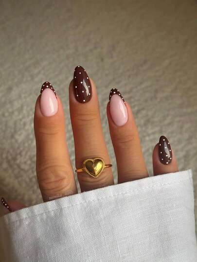 24 st vita prickiga nagelklistermärken, kort mandelformad nagelkonstset, innehåller 1 ark med självhäftande klistermärken och 1 mini-nagelfil, lämplig för dagligt bruk