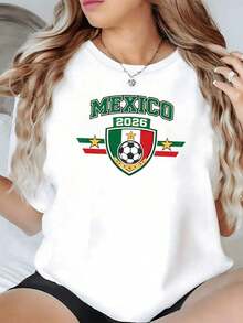 A Shield With A Soccer Ball Surrounded By Stars Represents Mexico's Passion For The Sport On The Road To The 2026 World Cup Tournament. The Shirt Features Green, White, And Red Colors. It's A Comfortable And Modern Casual Women's T-Shirt. - 白色的 - 查看 7
