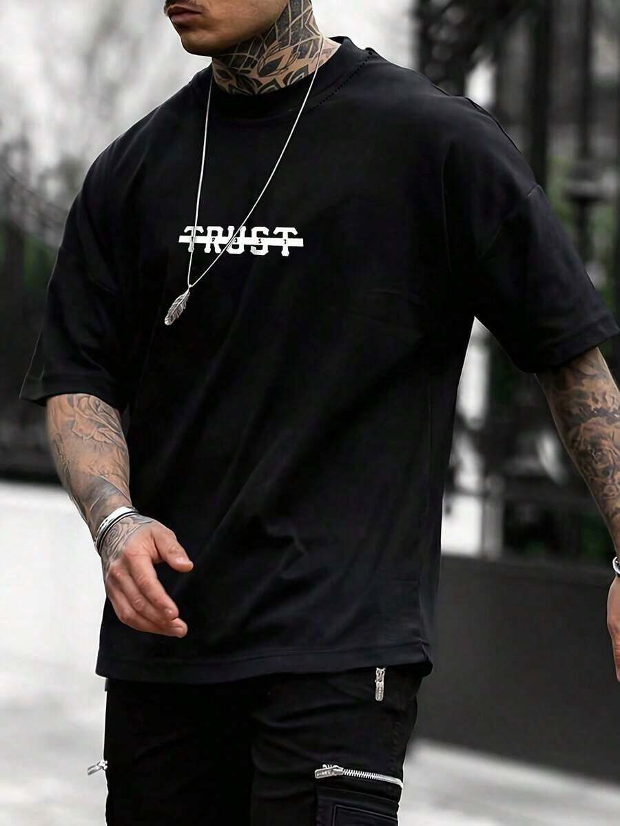 1528 Camiseta de manga corta con cuello redondo y estampado de letras para hombre, ropa casual de estilo urbano. - Negro - Ver 1