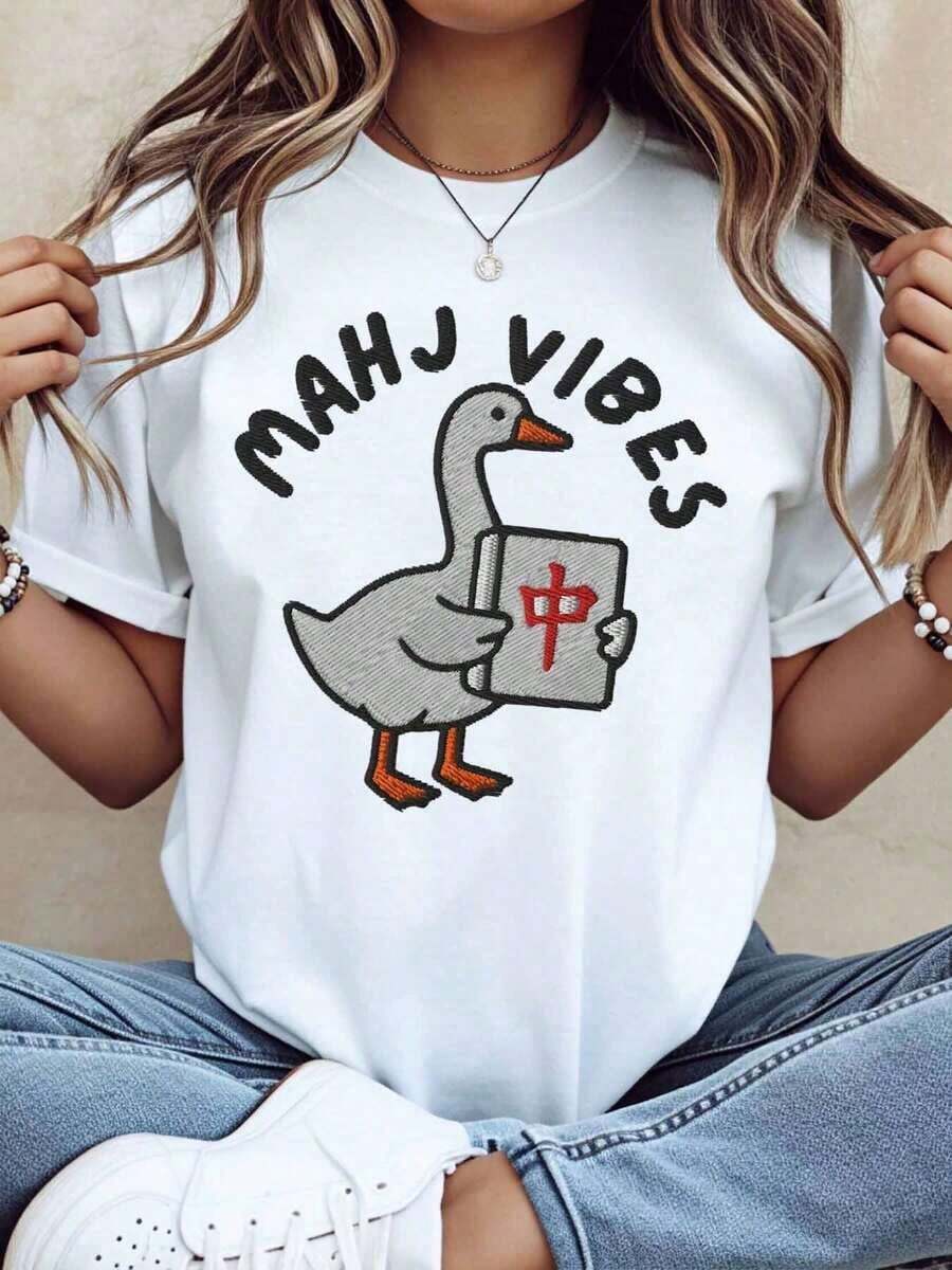 Modern MinimalistCasual T Shirt Mahj Vibes Duck Holding Mahjong Tile Graphic Print Unisex Top For Daily Wear And Leisure Activities gcasual everyday - Blanco - Ver 1