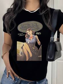 Vintage Female Figure Seated Next To An Airplane Engine With Golden Wings, Evoking Freedom, Strength And Elegance Inspired By Retro Fashion. Comfortable Casual Women's T-Shirt For Everyday Wear - 黑色 - 查看 1